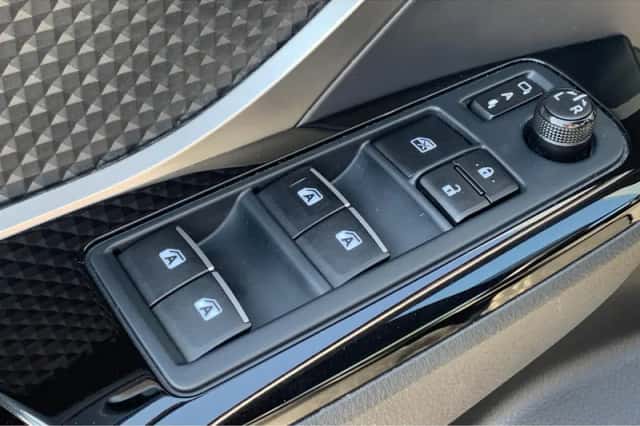 Toyota C-HR (2019) thumbnail 24