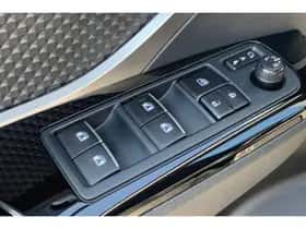 Toyota C-HR (2019) thumbnail 24