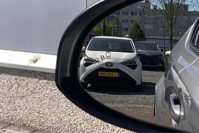 Toyota C-HR (2019) thumbnail 25