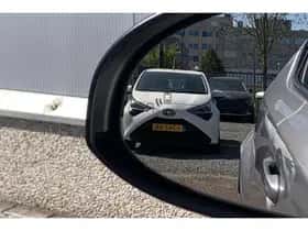 Toyota C-HR (2019) thumbnail 25
