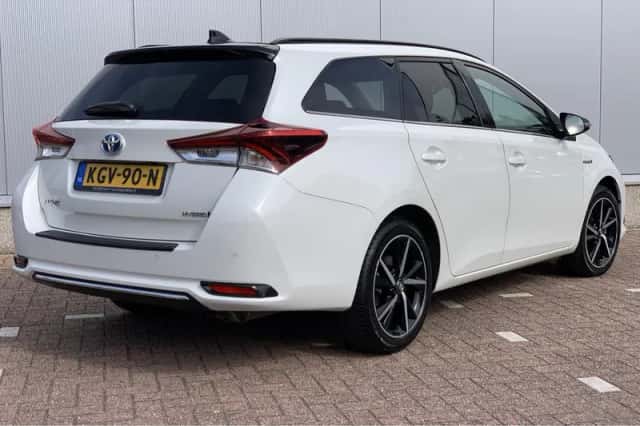 Toyota Auris (2018) thumbnail 2