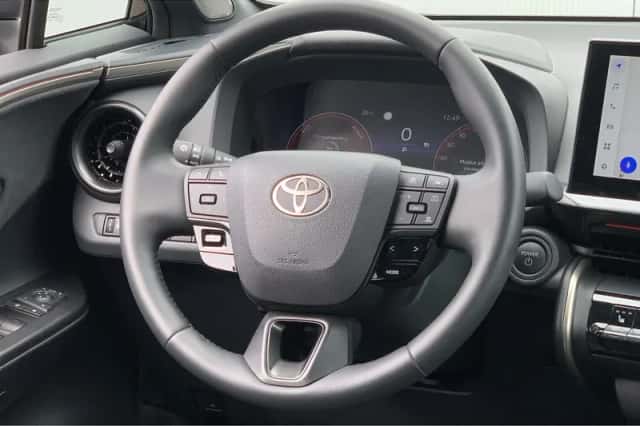 Toyota C-HR (2025) thumbnail 11