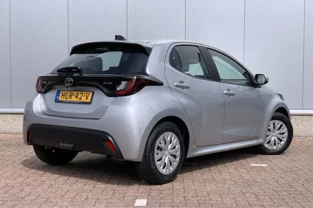 Toyota Yaris (2025) thumbnail 2