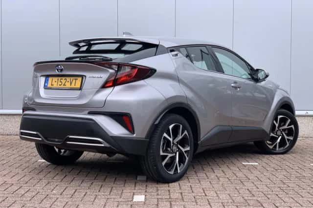 Toyota C-HR (2021) thumbnail 2