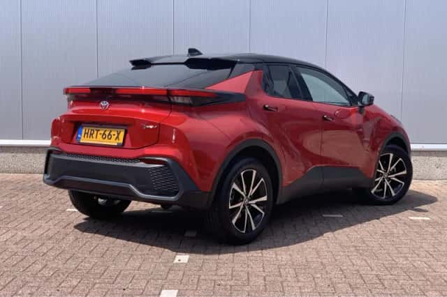 Toyota C-HR (2025) thumbnail 2