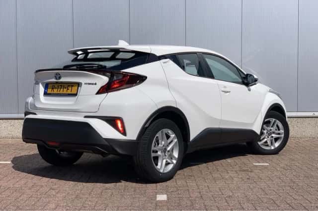 Toyota C-HR (2022) thumbnail 2