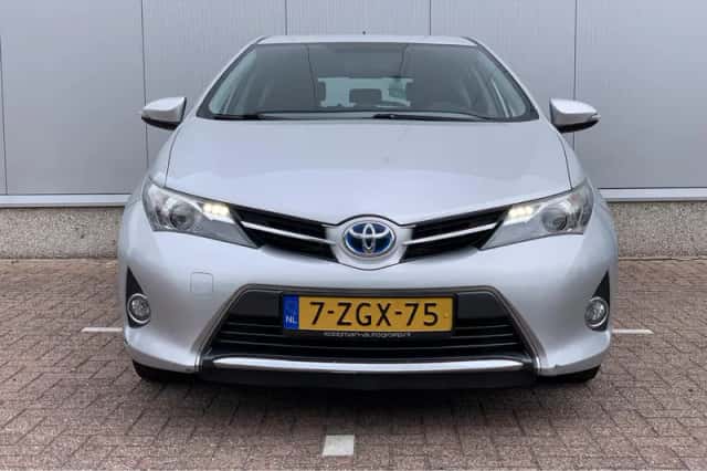 Toyota Auris (2014) thumbnail 3