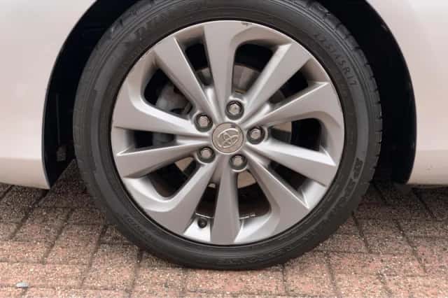 Toyota Auris (2014) thumbnail 6