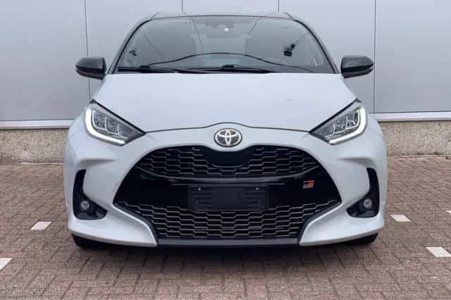 Toyota Yaris (2023) thumbnail 3