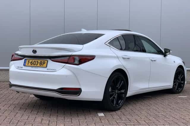 Lexus ES (2023) thumbnail 2