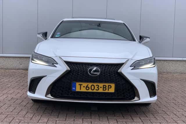 Lexus ES (2023) thumbnail 3