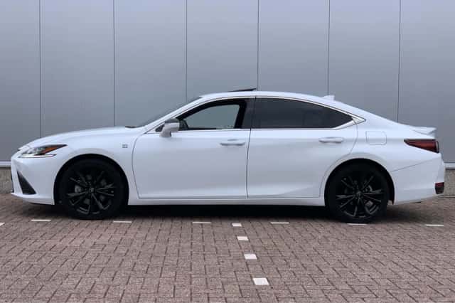 Lexus ES (2023) thumbnail 4