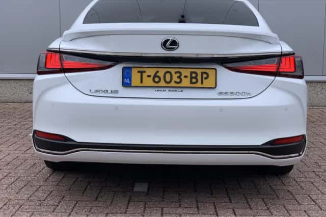 Lexus ES (2023) thumbnail 5