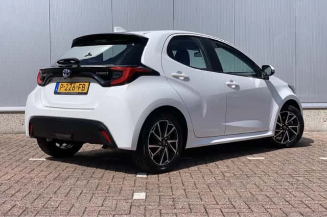 Toyota Yaris (2022) thumbnail 2