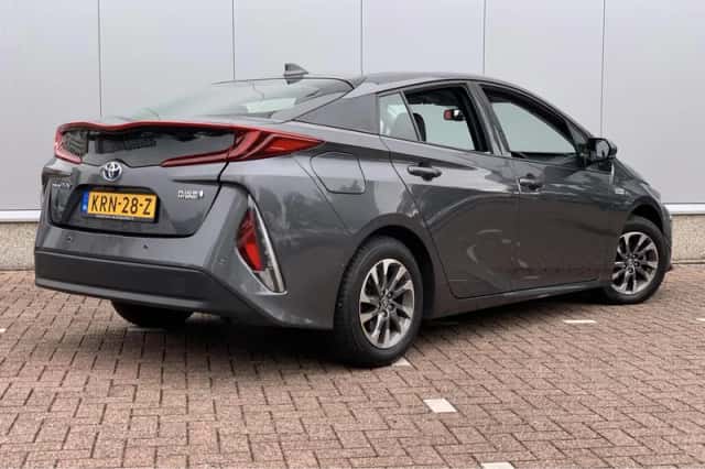 Toyota Prius (2018) thumbnail 2
