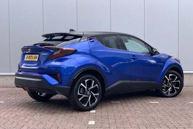 Toyota C-HR (2018) thumbnail 2
