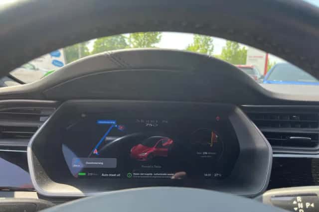 Tesla Model S (2018) thumbnail 18