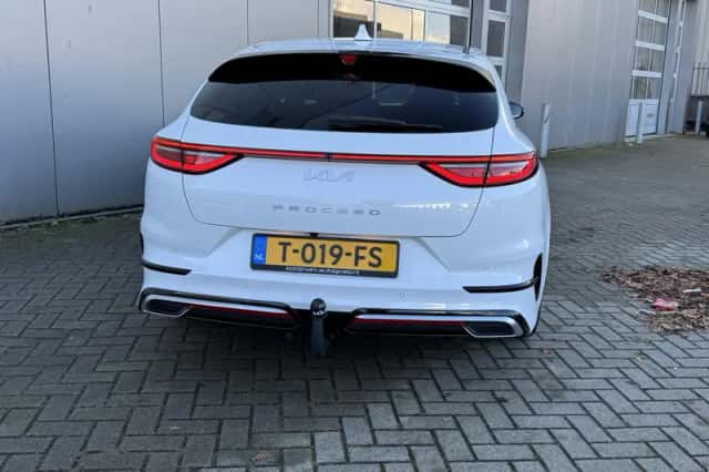 Kia Proceed (2023) thumbnail 5