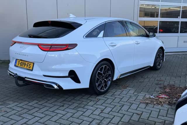 Kia Proceed (2023) thumbnail 6