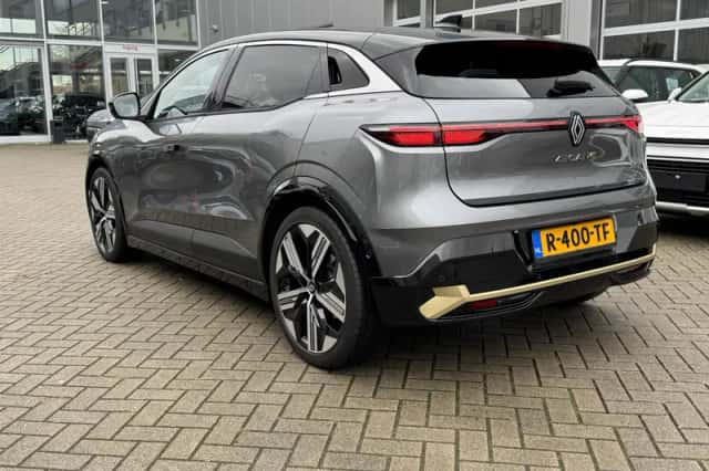 Renault Mégane E-Tech (2022) thumbnail 2