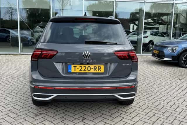 Volkswagen Tiguan (2021) thumbnail 3