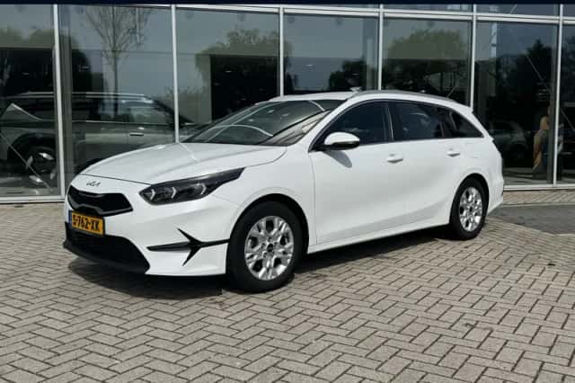 Kia Ceed Sportswagon (2023) thumbnail 1