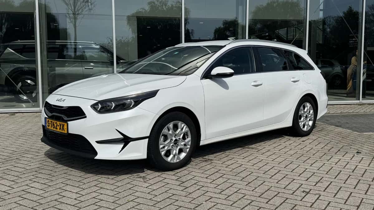Kia Ceed Sportswagon (2023) — foto 1