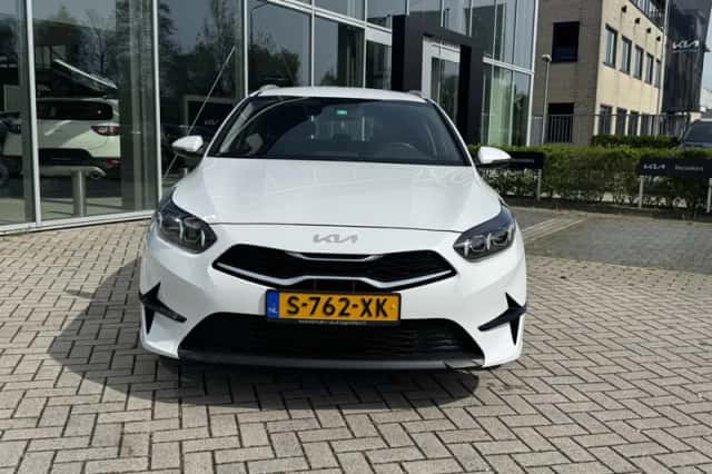 Kia Ceed Sportswagon (2023) thumbnail 2