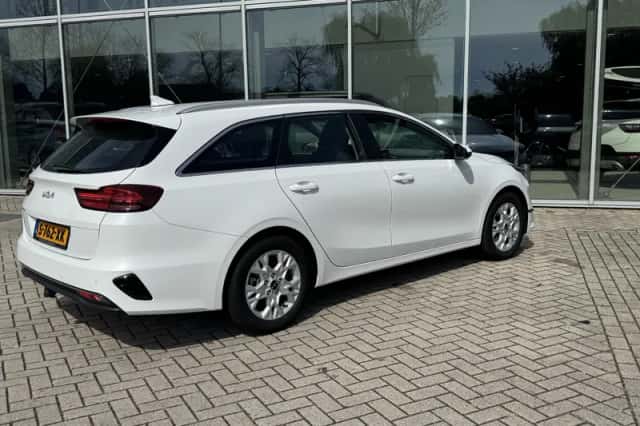 Kia Ceed Sportswagon (2023) thumbnail 4