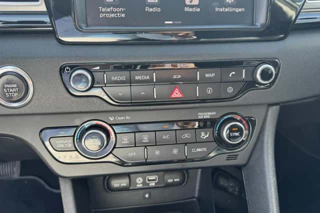 Kia Niro (2017) thumbnail 23