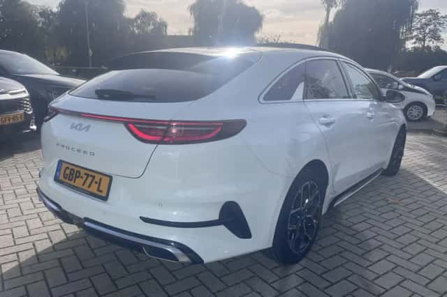 Kia Proceed (2024) thumbnail 3