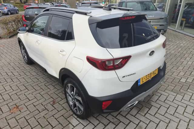 Kia Stonic (2021) thumbnail 4