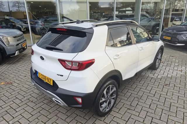Kia Stonic (2021) thumbnail 5