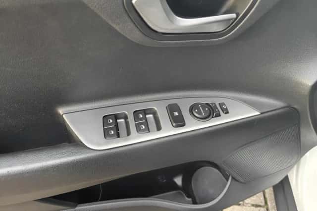 Kia Stonic (2021) thumbnail 8