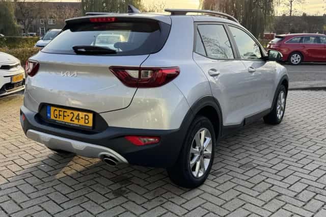 Kia Stonic (2024) thumbnail 4