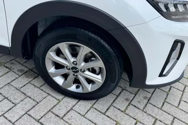 Kia Stonic (2024) thumbnail 4