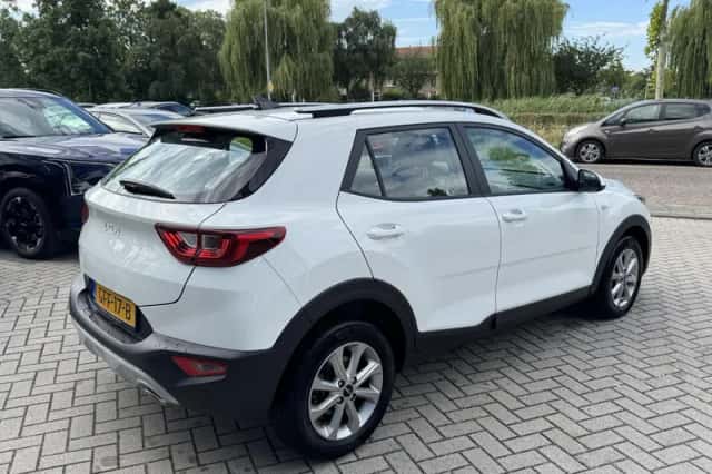 Kia Stonic (2024) thumbnail 5