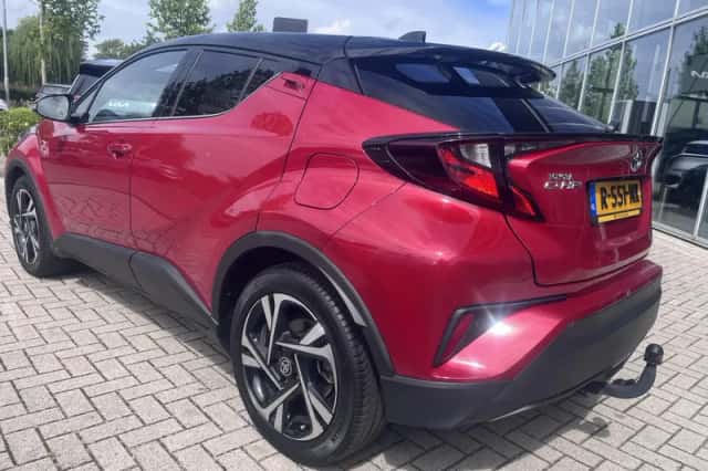 Toyota C-HR (2022) thumbnail 2