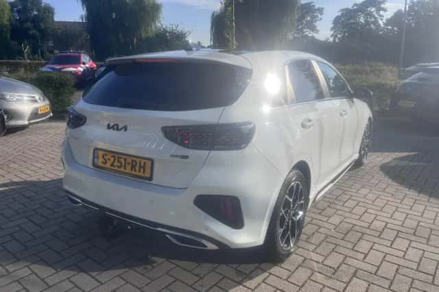 Kia Ceed (2023) thumbnail 2