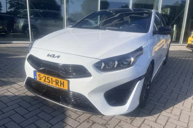 Kia Ceed (2023) thumbnail 3