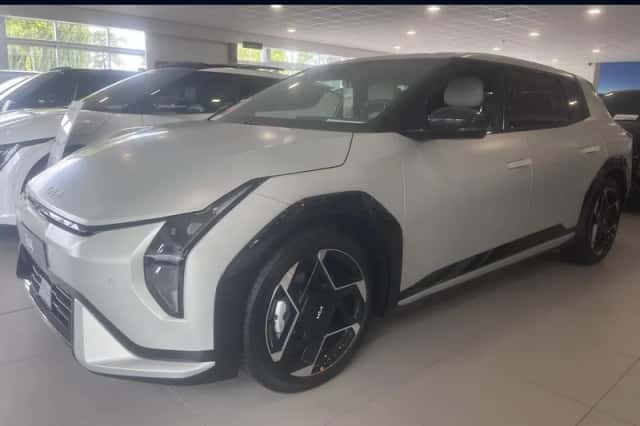 Kia EV4 (2026) thumbnail 1