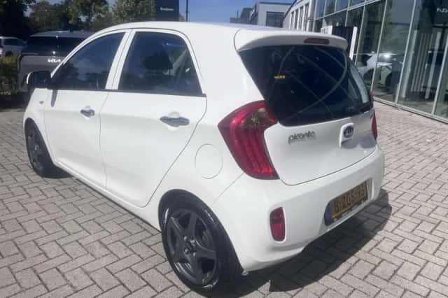 Kia Picanto (2015) thumbnail 2