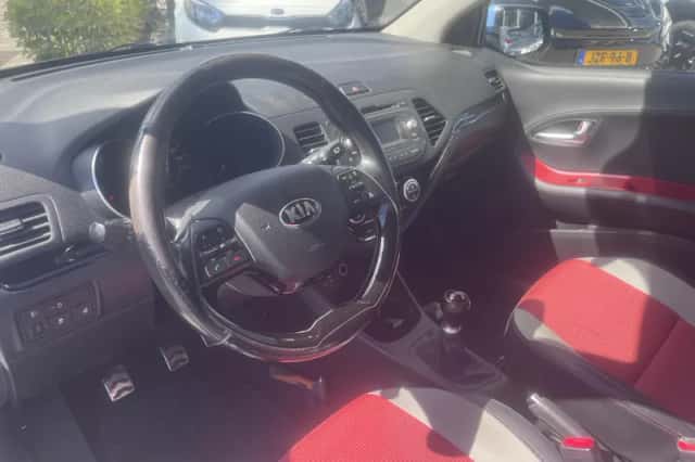 Kia Picanto (2015) thumbnail 5