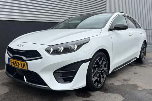 Kia Proceed (2023) thumbnail 3