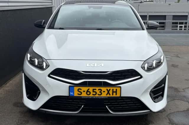 Kia Proceed (2023) thumbnail 4