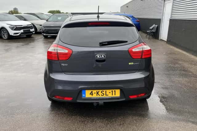 Kia Rio (2013) thumbnail 6