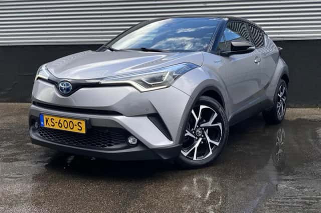 Toyota C-HR (2016) thumbnail 2