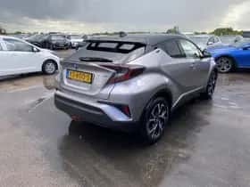 Toyota C-HR (2016) thumbnail 11