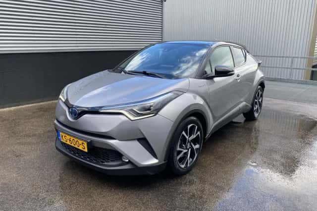 Toyota C-HR (2016) thumbnail 3