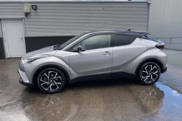 Toyota C-HR (2016) thumbnail 4